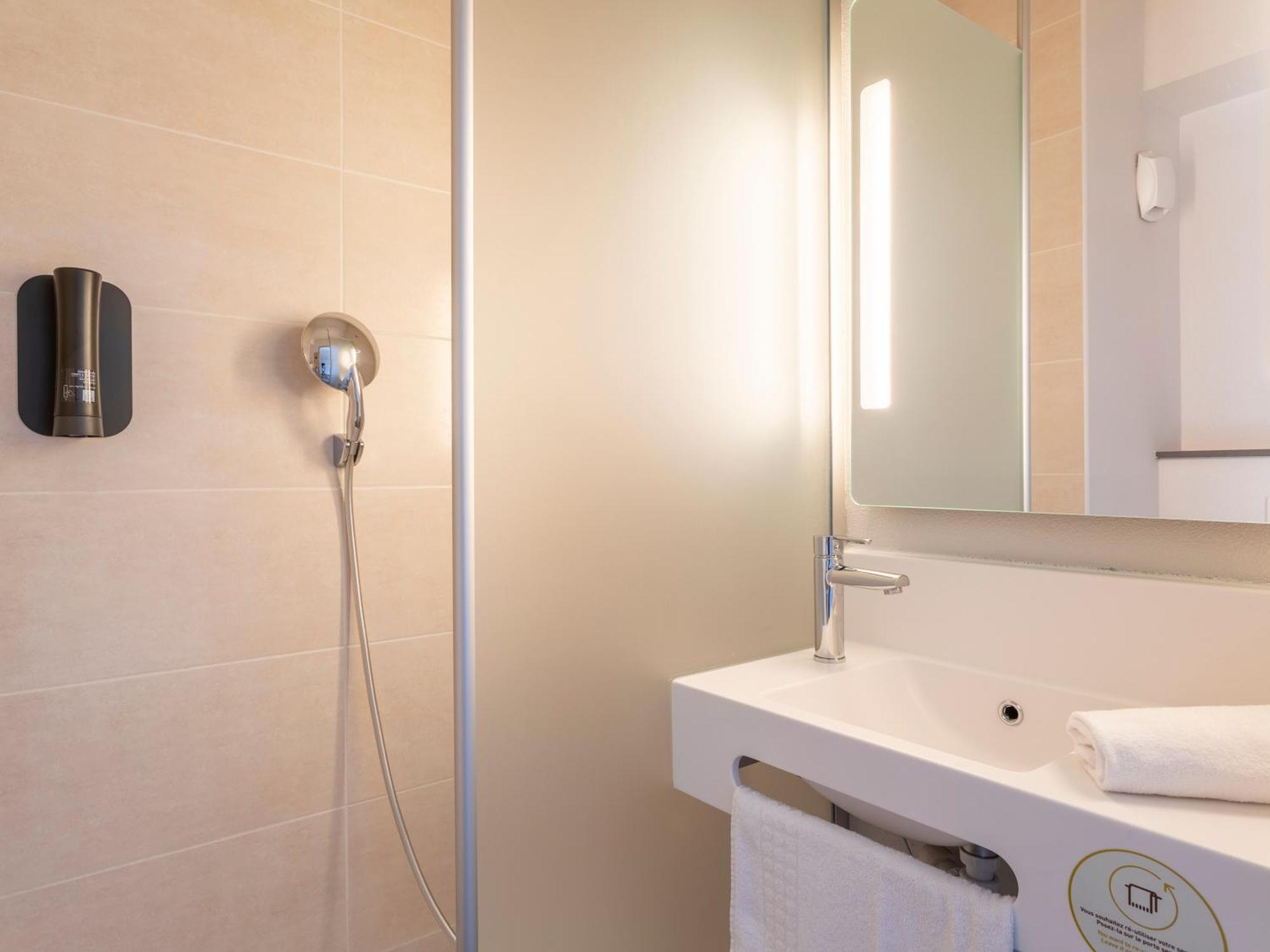 B&B Hotel Aix En Provence 沃内勒 外观 照片